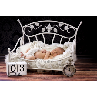 Babyfotografie Kinderfotografie Baby Neugeborenes Metallbett Uhr Datum Vintage
