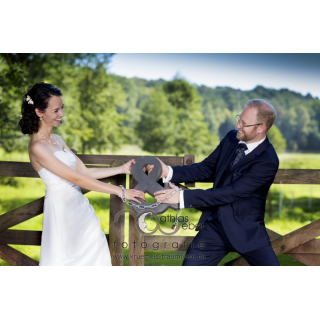 Hochzeitsfotografie Saar Pfalz Wedding Braut BrÃ¤utigam Brautpaar BrautstrauÃ Outdoor Kette Gatter &-
