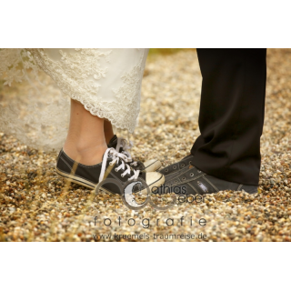Hochzeitsfotografie Saar Pfalz Wedding Braut BrÃ¤utigam Brautpaar Outdoor Sneakers Schuhe Kuss SpaÃŸ F