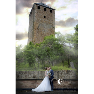 Hochzeitsfotografie Saarland Saar Pfalz Wedding Braut BrÃ¤utigam Brautpaar Burg BÃ¤ume Regen Mauer Kus